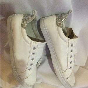 Crazy 8 white leather tennis shoe in size 5